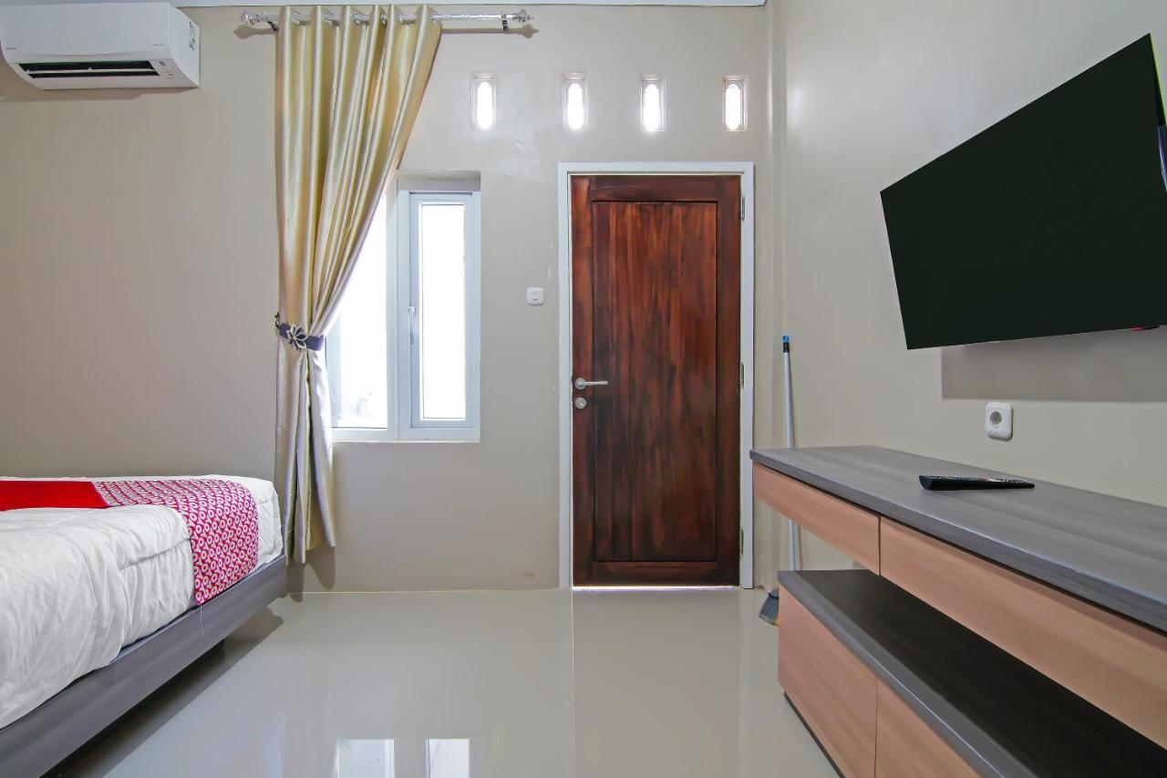 Oyo 91681 Raysa Homestay プカンバル エクステリア 写真